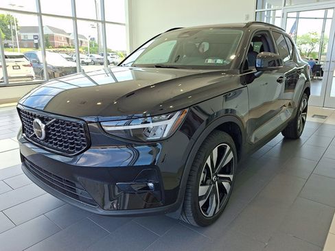 Used 2024 Volvo XC40 B5 Plus w/ Climate Package AWD/4WD image 3