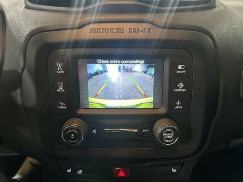 Used 2017 Jeep Renegade Latitude w/ Cold Weather Group FWD image 29