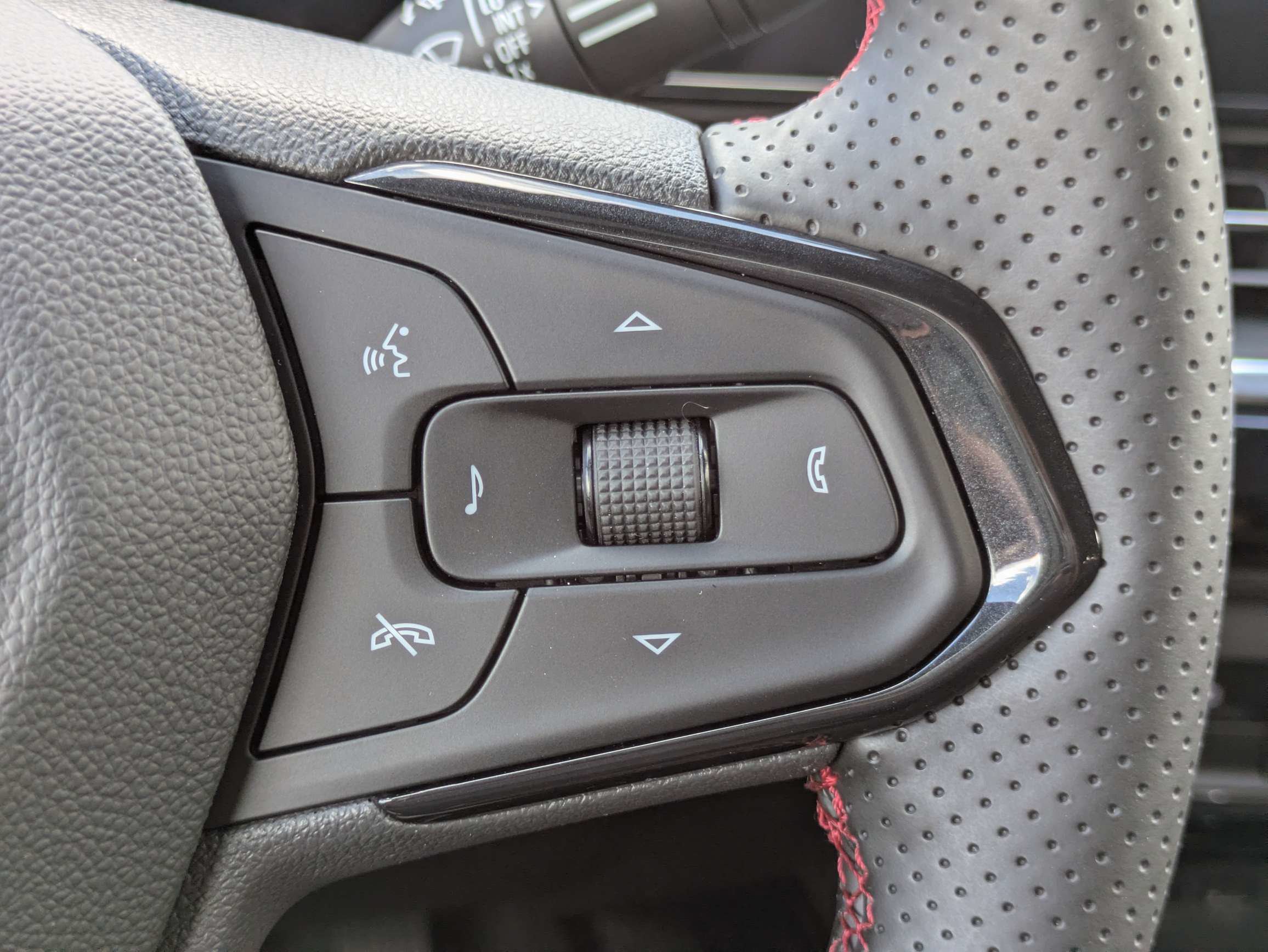 New 2026 Chevrolet Trax RS w/ Sunroof Package FWD image 18