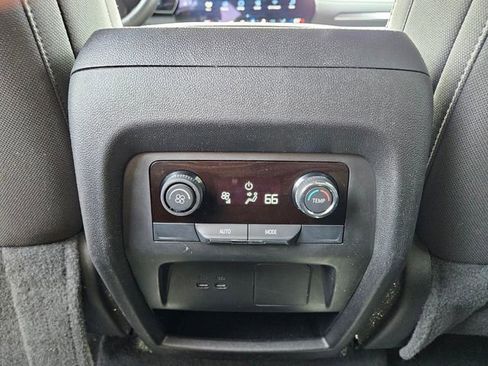 Used 2025 Chevrolet Traverse LT FWD image 11