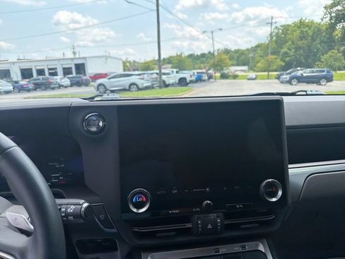 Used 2024 Lexus GX 550 w/ Accessory Package (2T) AWD/4WD image 21