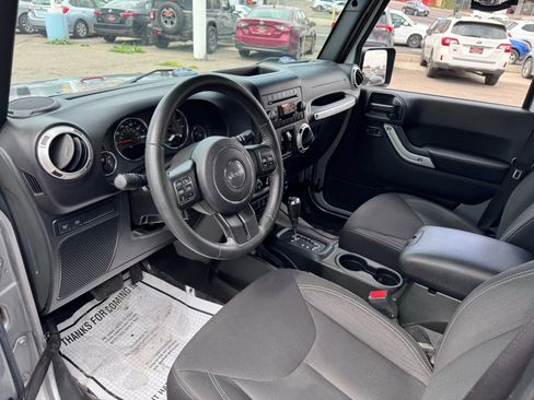 Used 2017 Jeep Wrangler Unlimited Rubicon w/ Connectivity Group image 35
