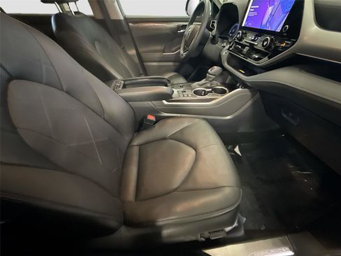 Used 2024 Toyota Highlander Platinum FWD image 29