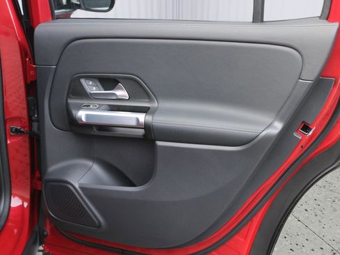 Used 2023 Mercedes-Benz EQB 300 4MATIC image 37