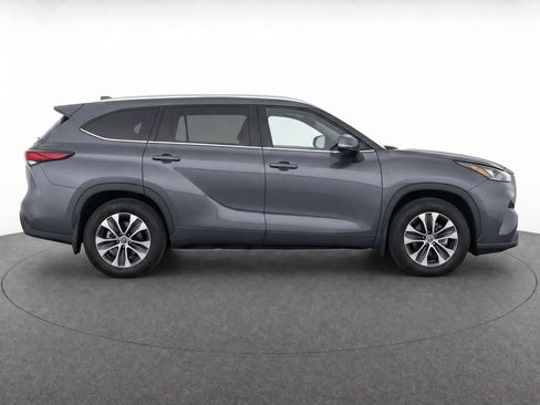 Used 2023 Toyota Highlander XLE FWD image 11