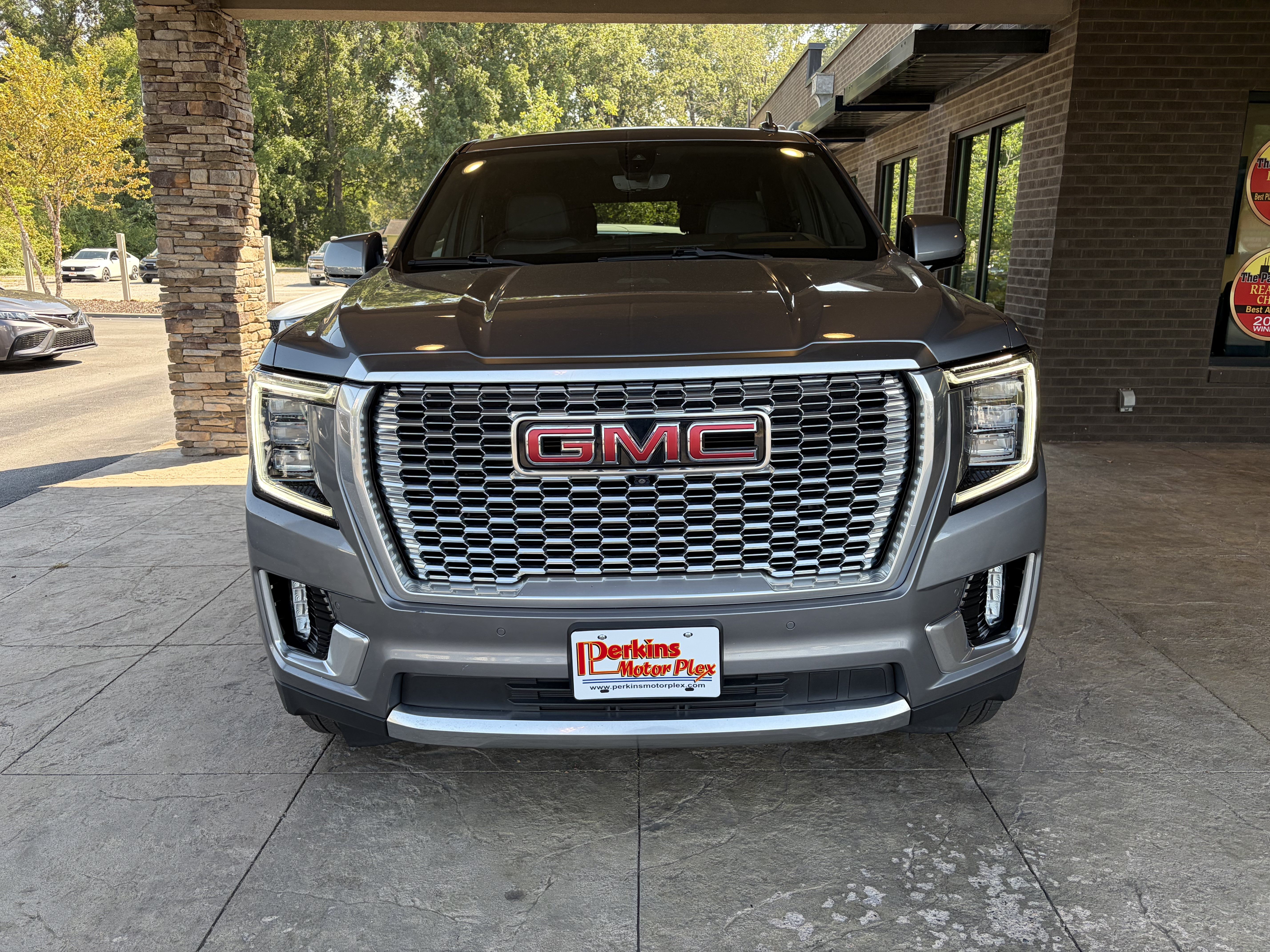 Used 2021 GMC Yukon Denali w/ Denali Premium Package AWD/4WD image 2