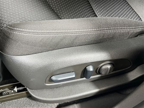 Used 2024 GMC Terrain SLE w/ Driver Convenience Package image 18