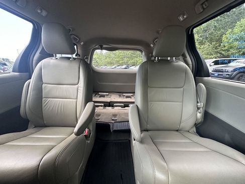 Used 2018 Toyota Sienna XLE Premium AWD/4WD image 13