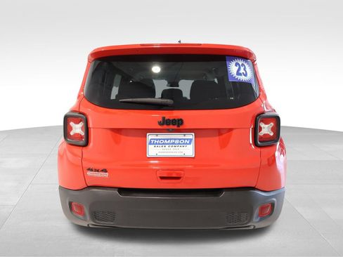 Used 2023 Jeep Renegade Latitude AWD/4WD image 3