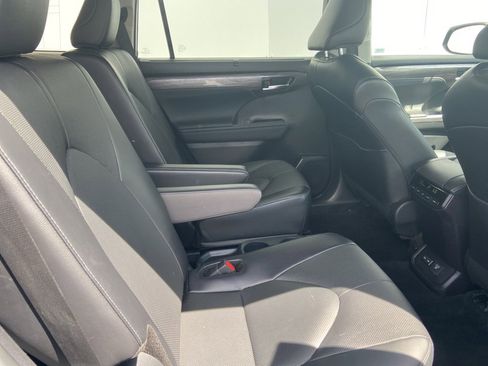 Used 2024 Toyota Highlander Limited image 7