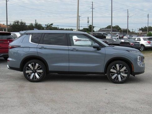 New 2026 Mitsubishi Outlander SE image 2