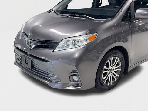 Used 2020 Toyota Sienna XLE image 7