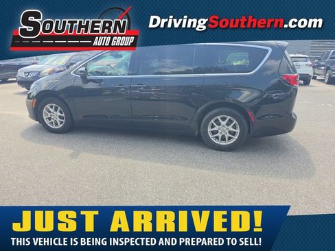 Used 2023 Chrysler Pacifica Touring-L FWD image 1