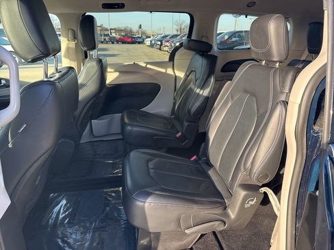 Used 2022 Chrysler Pacifica Touring-L image 22