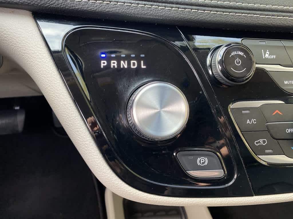 Used 2024 Chrysler Pacifica Limited FWD image 25
