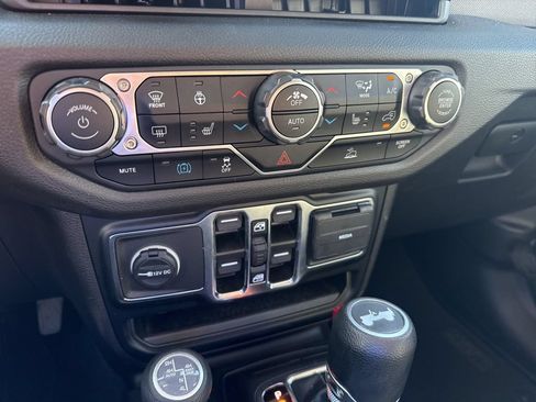 Used 2024 Jeep Wrangler Unlimited w/ Convenience Group AWD/4WD image 21