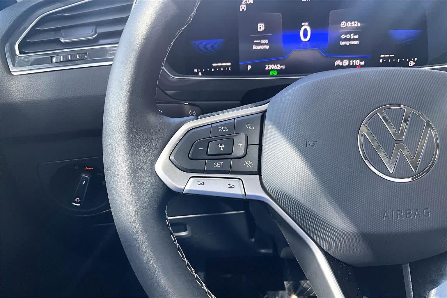Used 2022 Volkswagen Tiguan SE w/ Panoramic Sunroof Package FWD image 24