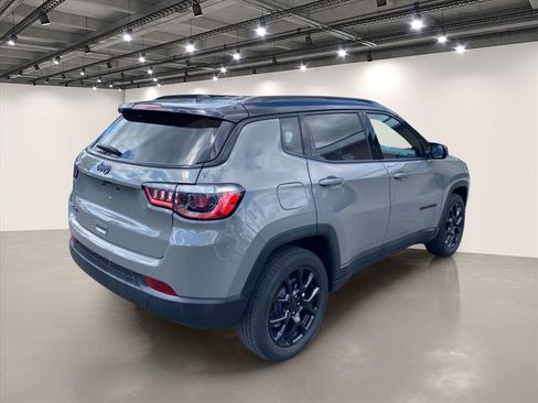 Used 2023 Jeep Compass Latitude AWD/4WD image 7
