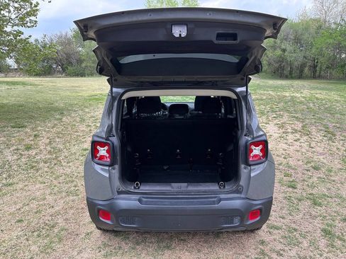Used 2020 Jeep Renegade Latitude w/ Cold Weather Group AWD/4WD image 9