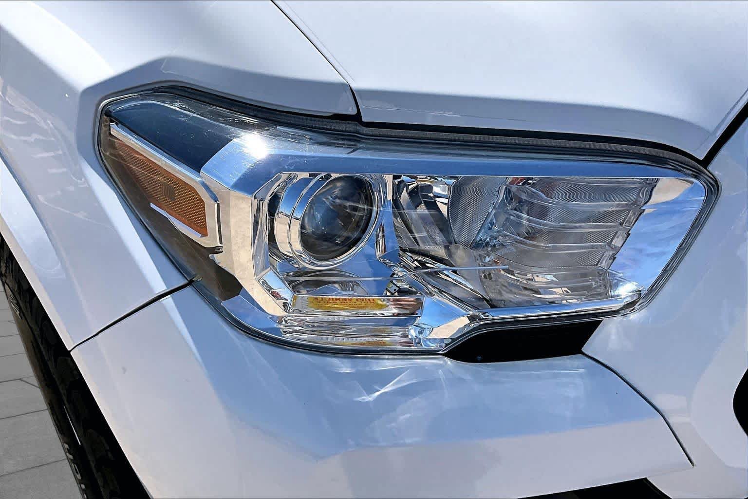 Used 2020 Toyota Tacoma SR5 RWD image 28