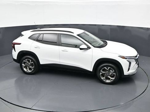 Used 2025 Chevrolet Trax LT FWD image 32