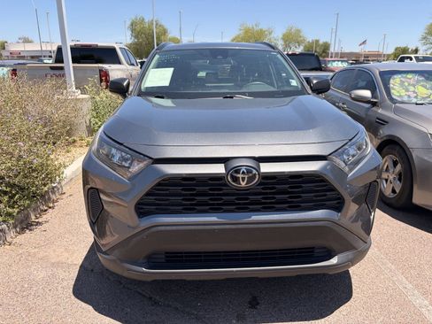 Used 2021 Toyota RAV4 LE AWD/4WD image 2