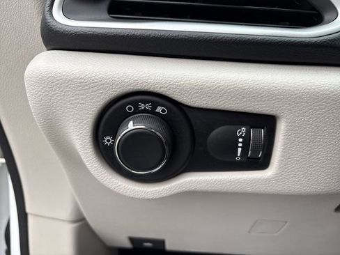 Used 2020 Chrysler Voyager L image 29