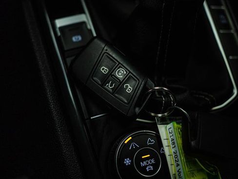 Used 2024 Volkswagen Tiguan SE image 23