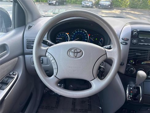 Used 2010 Toyota Sienna FWD image 18