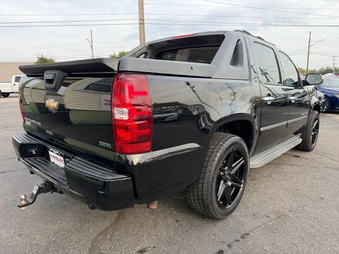Used 2011 Chevrolet Avalanche LTZ image 7