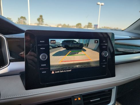 Certified 2025 Volkswagen Taos SE image 18