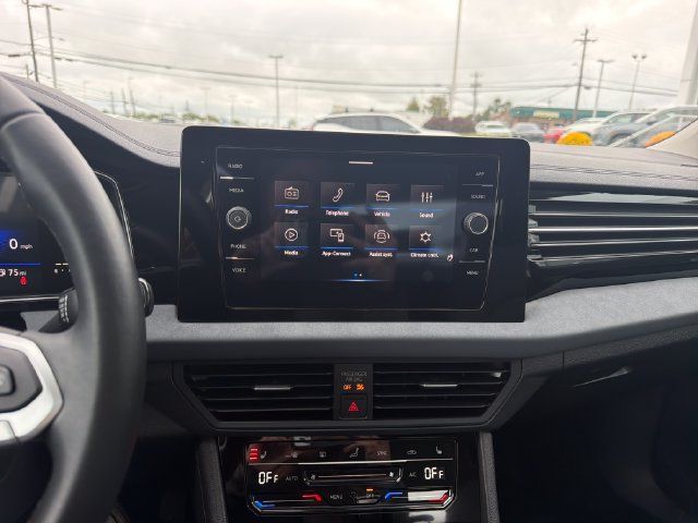 Certified 2025 Volkswagen Jetta SE w/ Sunroof Package FWD image 18