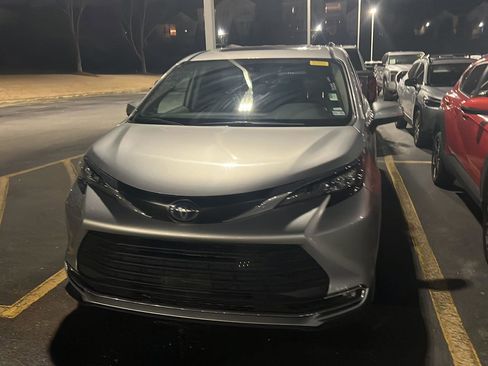 Certified 2024 Toyota Sienna XLE image 4