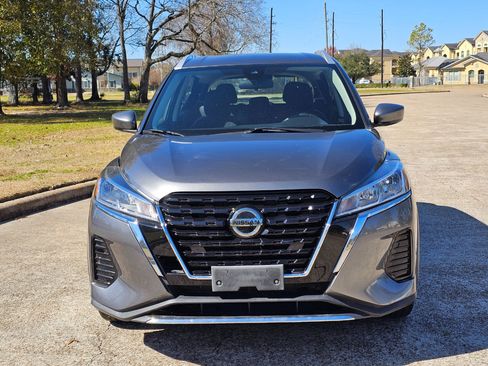 Used 2021 Nissan Kicks SV image 3