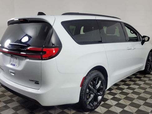 New 2026 Chrysler Pacifica Limited w/ S Appearance Package image 7
