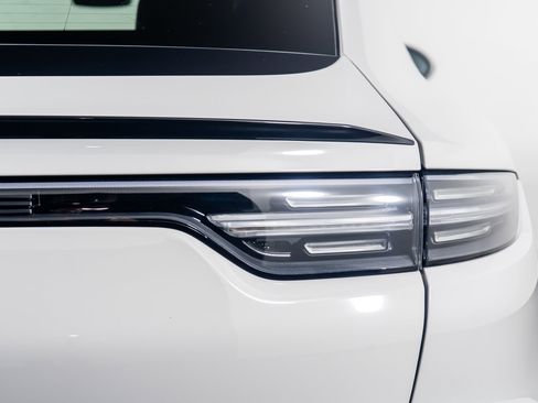 Used 2022 Porsche Cayenne Turbo image 13