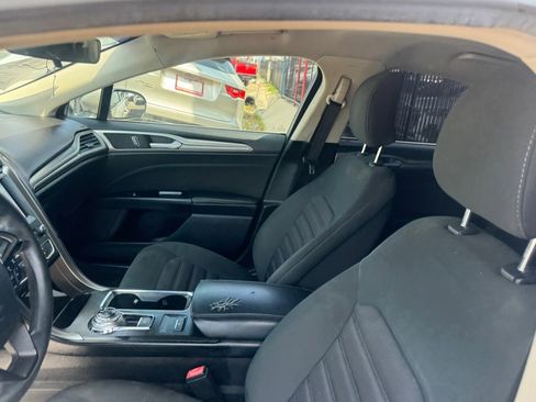 Used 2017 Ford Fusion SE w/ Fusion SE Technology Package image 8