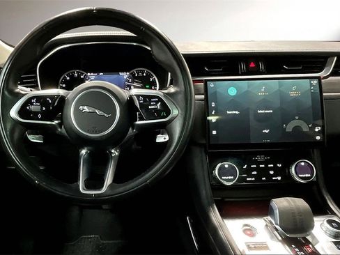 Used 2021 Jaguar F-PACE image 8