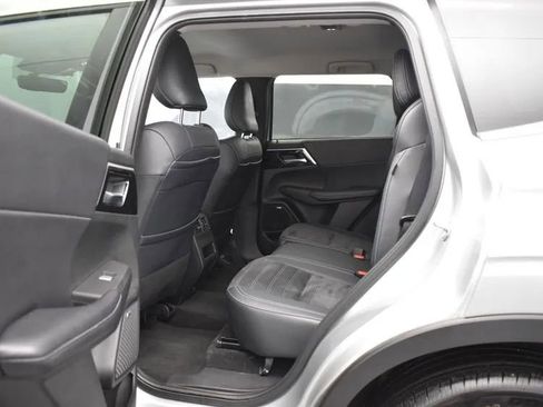 Used 2025 Mitsubishi Outlander SE image 15