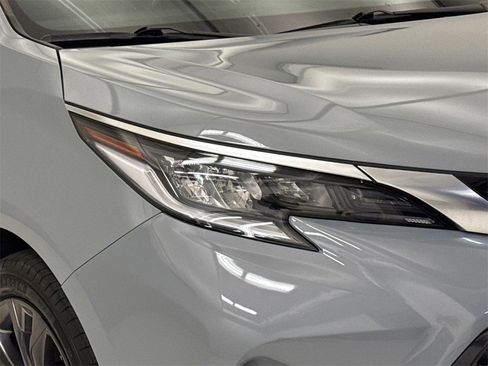 Used 2023 Toyota Sienna XSE image 5