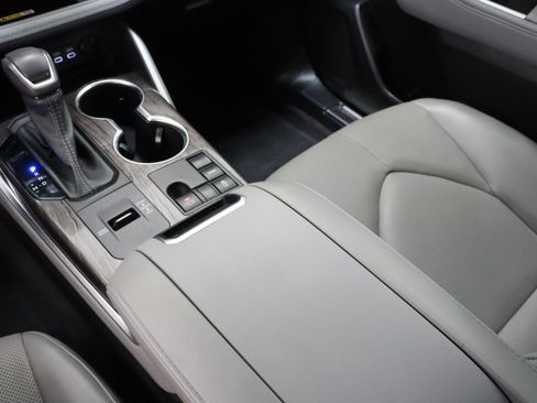 Used 2023 Toyota Highlander Limited FWD image 17