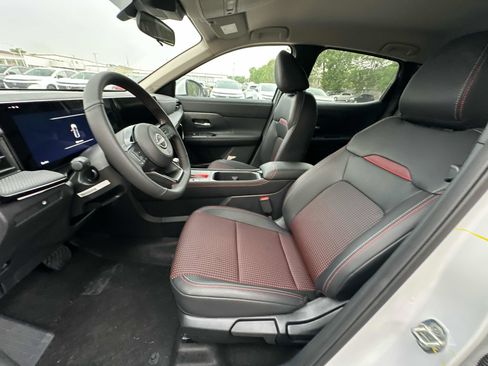 New 2025 Nissan Kicks SR image 9