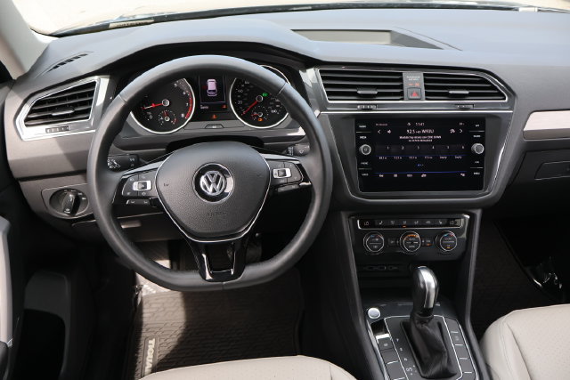 Certified 2020 Volkswagen Tiguan SE w/ Panoramic Sunroof Package AWD/4WD image 16