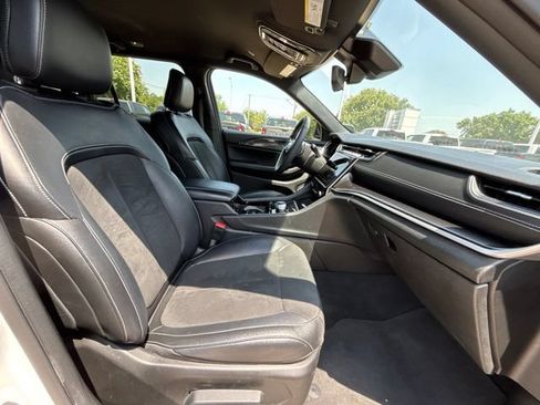 Used 2023 Jeep Grand Cherokee Altitude AWD/4WD image 10