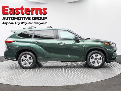 Used 2023 Toyota Highlander LE image 4