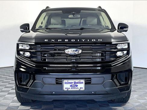 Used 2025 Ford Expedition Active RWD image 3