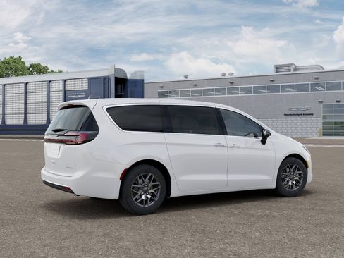 New 2027 Chrysler Pacifica Limited FWD image 4