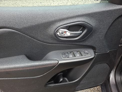 Used 2022 Jeep Cherokee Trailhawk AWD/4WD image 13