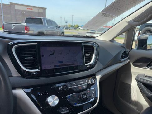 Used 2023 Chrysler Pacifica Touring-L FWD image 18
