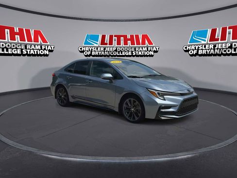 Used 2024 Toyota Corolla SE FWD image 2